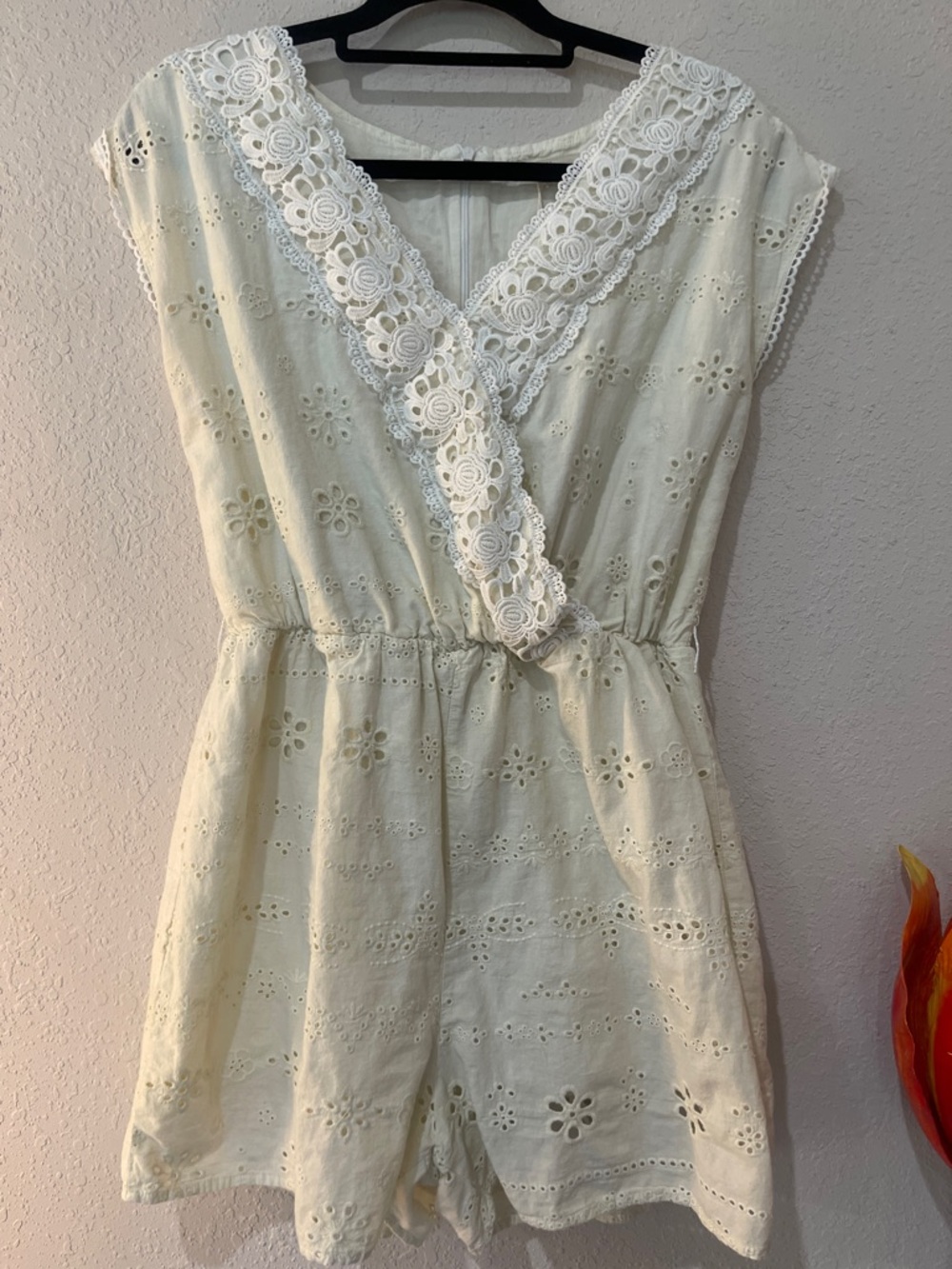 C&V Chelsea & Violet Cream Eyelet Lace V-Neck Romper Size XL